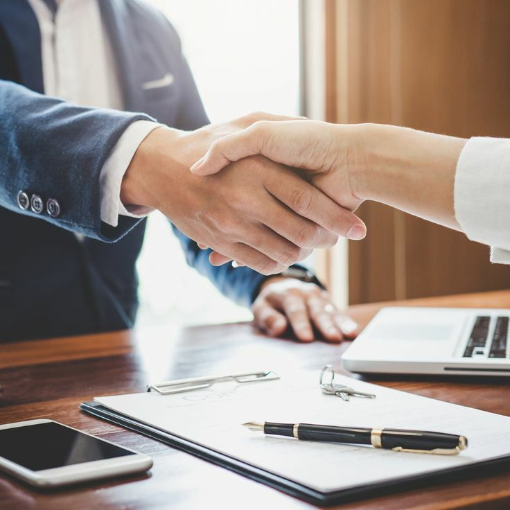 Profissionais formalizando um acordo empresarial