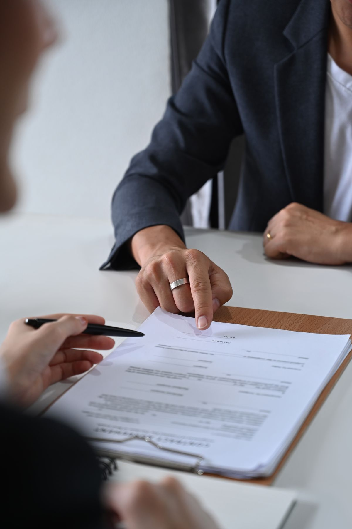Pessoa conferindo documentos de rescisão do contrato de trabalho